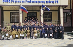 Воспитанники детсада «Солнышко» села Мехельта поздравили полицейских с наступающим Днём