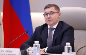 Секретарь генсовета Единой России Владимир Якушев: «Мы должны с вами максимально активно летне-осенний период пройти. А капитальный ремонт — в летний период, потому что к 1 сентября мы должны объекты сдать»