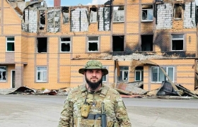 Глава Гумбетовского района Галип Галипов поздравил морпеха, кавалера медали «За отвагу» Шамиля Хадисова с 30-летием
