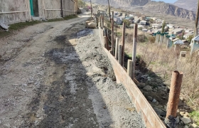 В селе Мехельта завершили строительство подпорной стены по улице Шамиля Магомедова