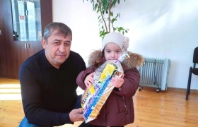 В преддверии Нового года глава села Тлярата Гумбета Анвар Залумханов принес подарки детям бойцов спецоперации