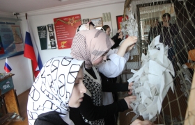 Отец участника СВО Саидбег Мутаилов организовал плетение маскировочных сетей для бойцов спецоперации