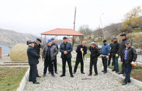 В Гумбетовском районе провели субботник в Саду памяти